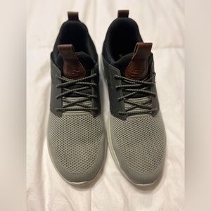 Skechers slip on athletic shoes Men’s size 8 used like new.